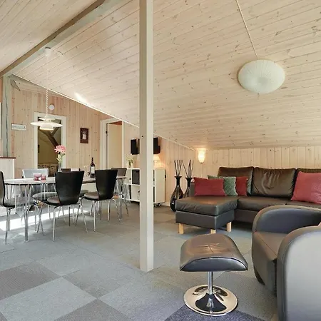 Three-bedroom Holiday In Блаванн