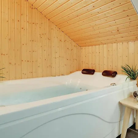 Дом отдыха Three-bedroom Holiday In