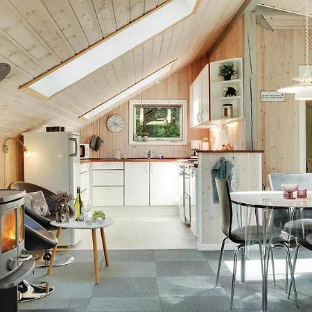 Three-bedroom Holiday In * Блаванн